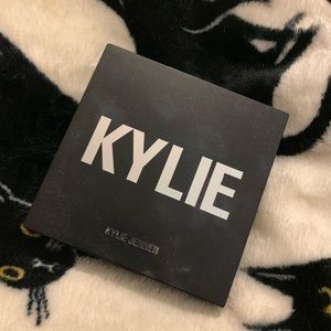 Kylie cosmetics birthday highlighter